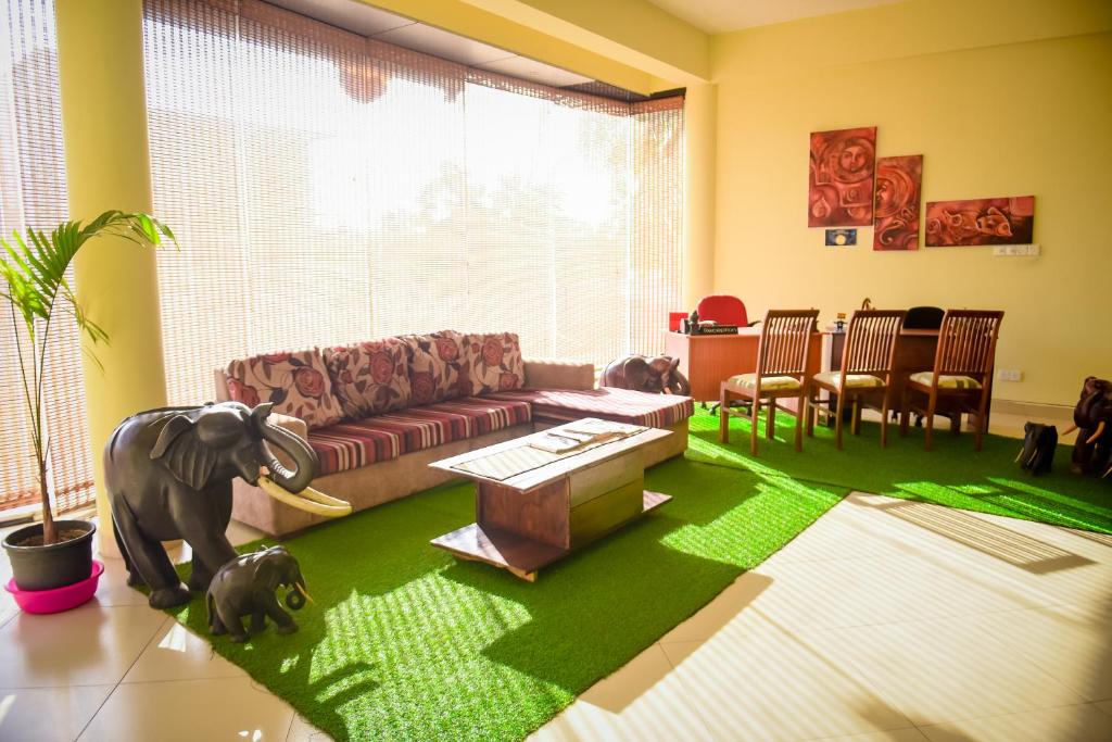 蒂瑟默哈拉默Hotel Mount Valley & Yala Safari的带沙发和绿色地毯的客厅