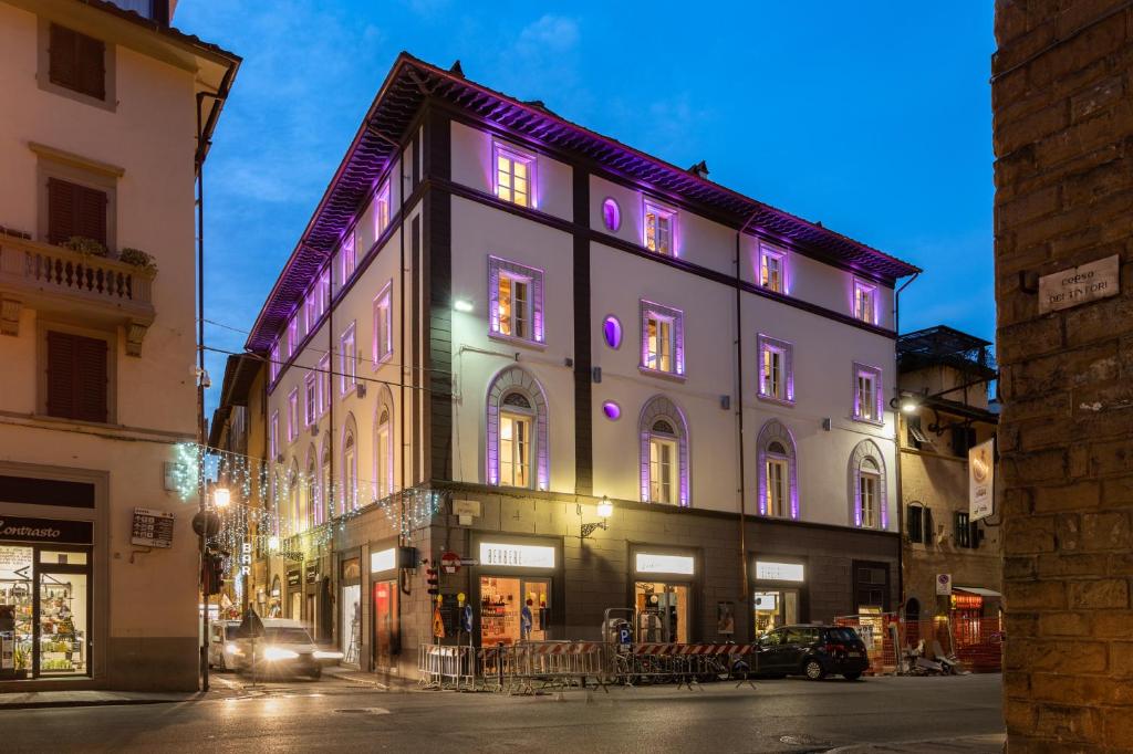 佛罗伦萨Kairos by Florence Art Apartments的街上有紫色灯的建筑