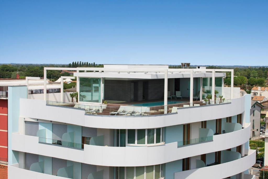 利多迪耶索罗伊尔德亚托酒店的带阳台的建筑空中景观
