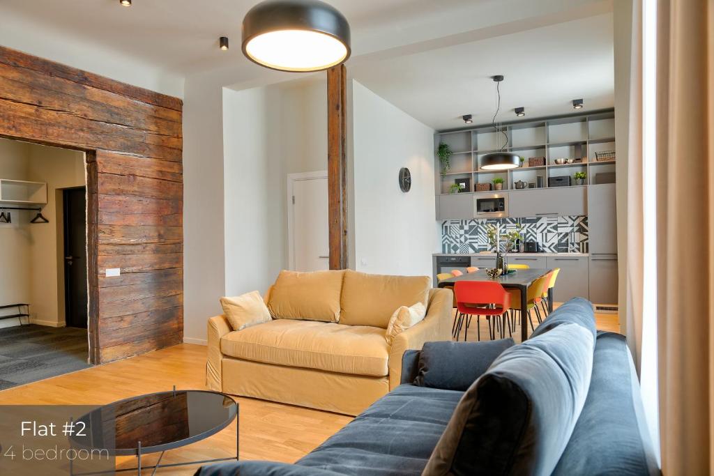 里加Dandelion Apartments Matīsa的客厅配有沙发和桌子