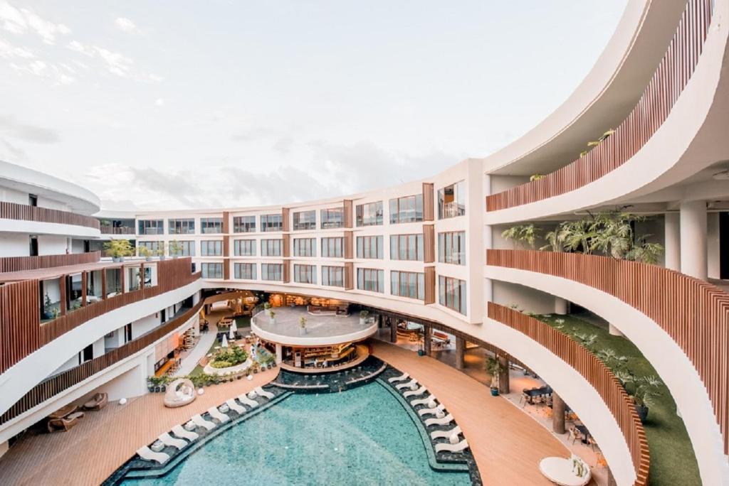 长滩岛HII长滩岛度假酒店的享有带游泳池的大楼的顶部景致