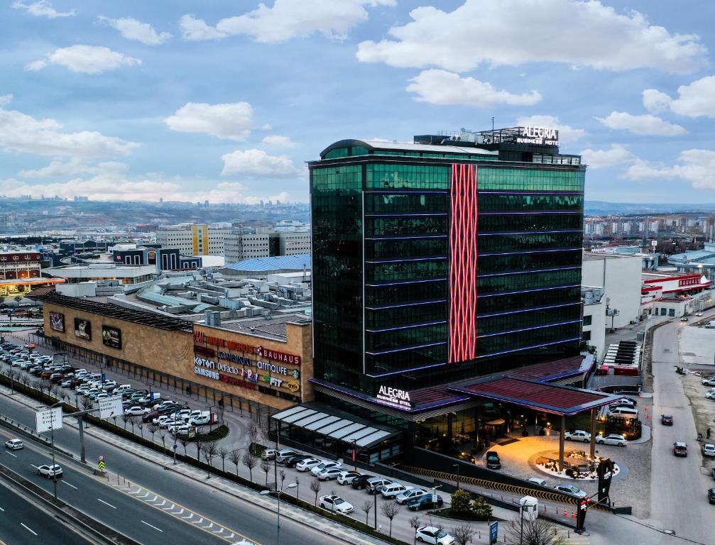 安卡拉Ankara Alegria Business Hotel的一座高大的建筑,上面有美国国旗
