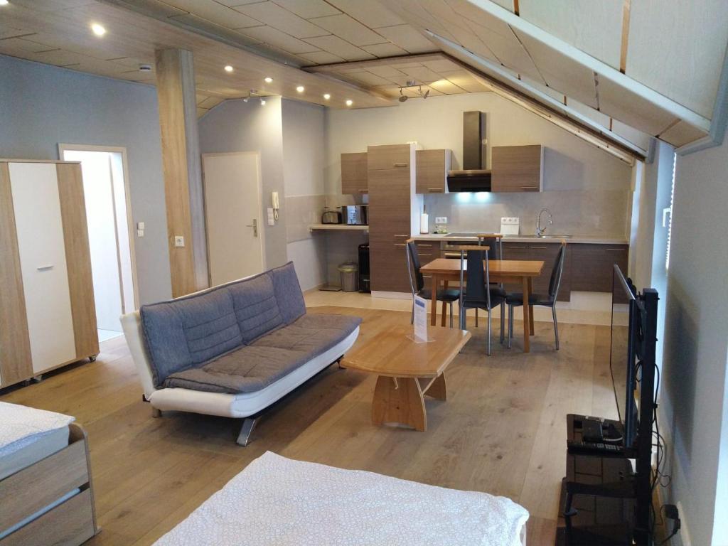 AltenstadtApartment-Design的客厅配有沙发和桌子