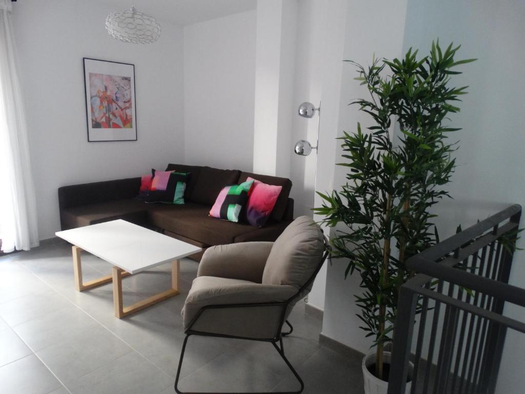 马拉加Málaga Apartamentos - Jinetes, 23的客厅配有沙发和桌子