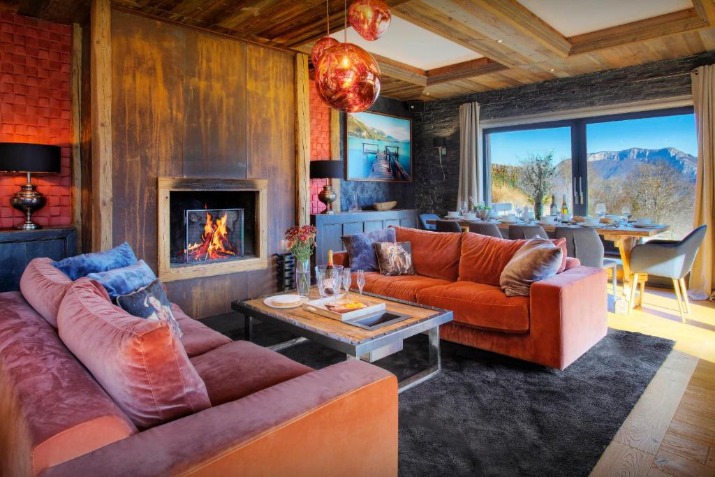 圣若里奥Chalet Kalyssia - OVO Network的客厅设有两张沙发和一个壁炉