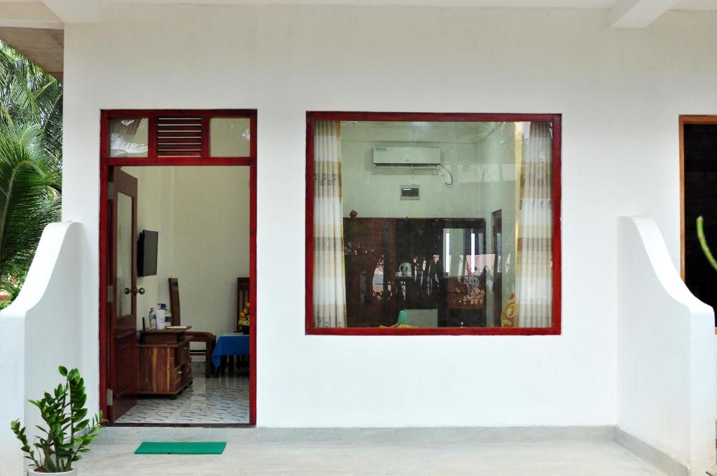 因都鲁瓦Sea View Villa Bentota, Induruwa的客厅墙上的镜子