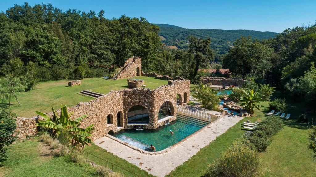 萨塞塔La Cerreta - Terme di Sassetta的享有带游泳池的房屋的空中景致