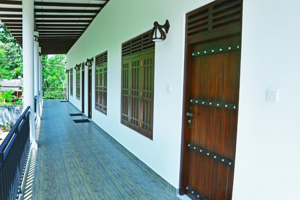 卡特勒格默Emerald Guest House的木门房子的走廊