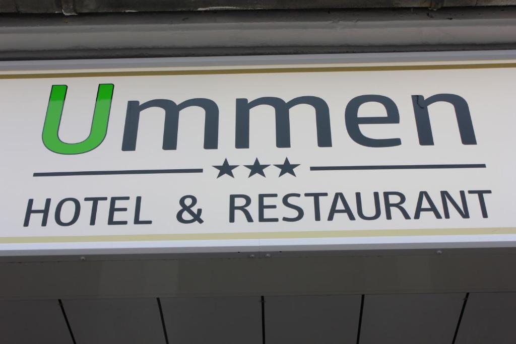 BarßelUmmen Hotel&Restaurant的大楼内酒店和餐厅的标志