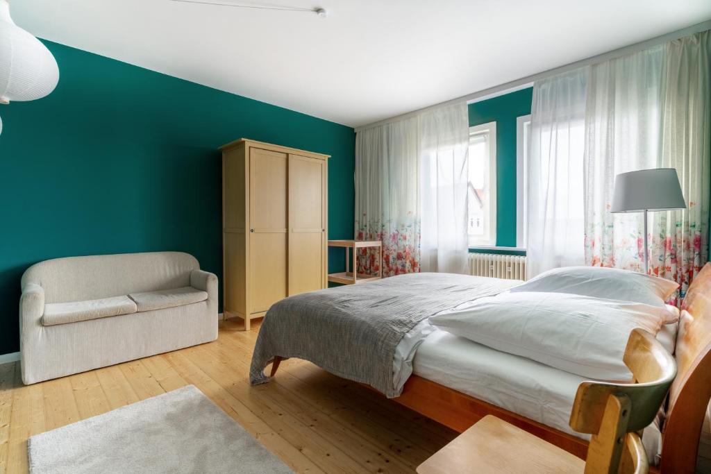 布劳恩拉格Familienfreundlich - Farbenfroh - Außergewöhnlich的一间卧室配有一张大床和一把椅子