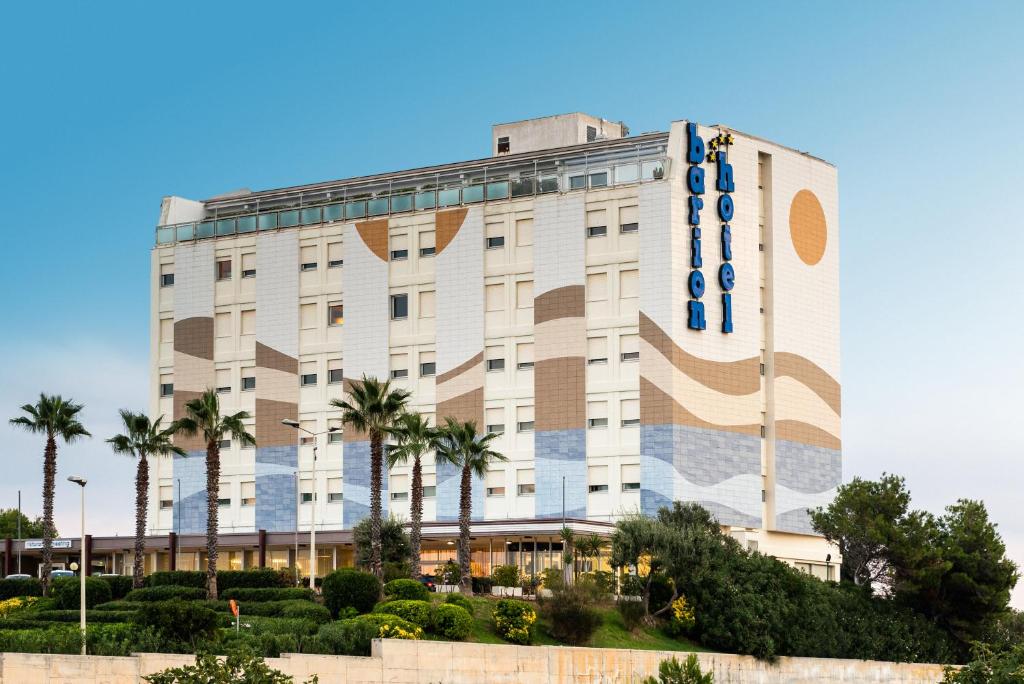 巴里巴里翁会议酒店的一面有壁画的建筑