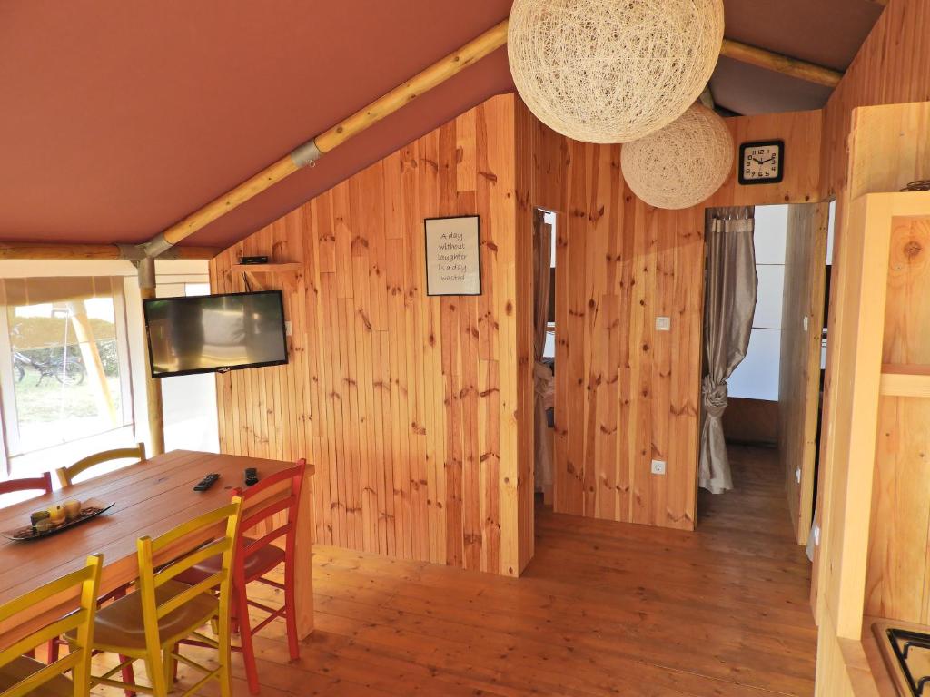 波雷奇Drago Tours LODGE TENT Joy Safari, Lanterna的用餐室设有木墙和木桌