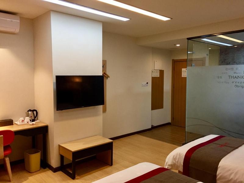 泉州尚客优酒店福建泉州丰泽区东海大街店的酒店客房设有两张床和一台平面电视。