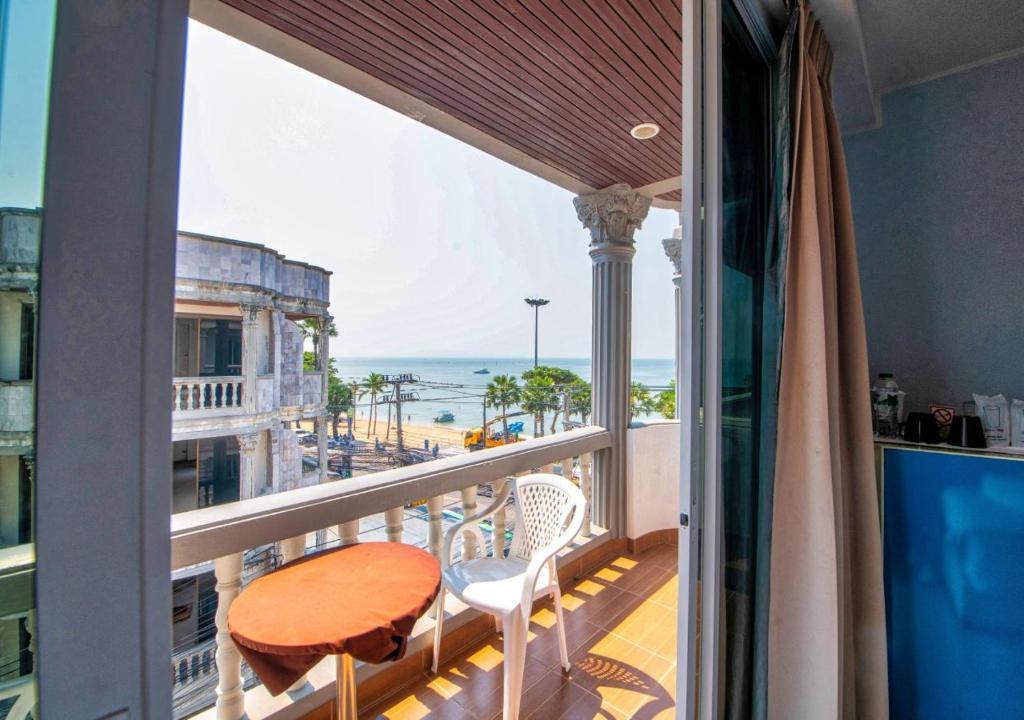 乔木提恩海滩Akvavit Living的一个带桌椅的海景阳台