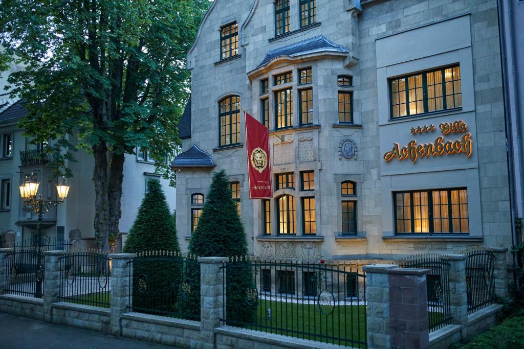 杜塞尔多夫Hotel Villa Achenbach的前面有旗帜的建筑