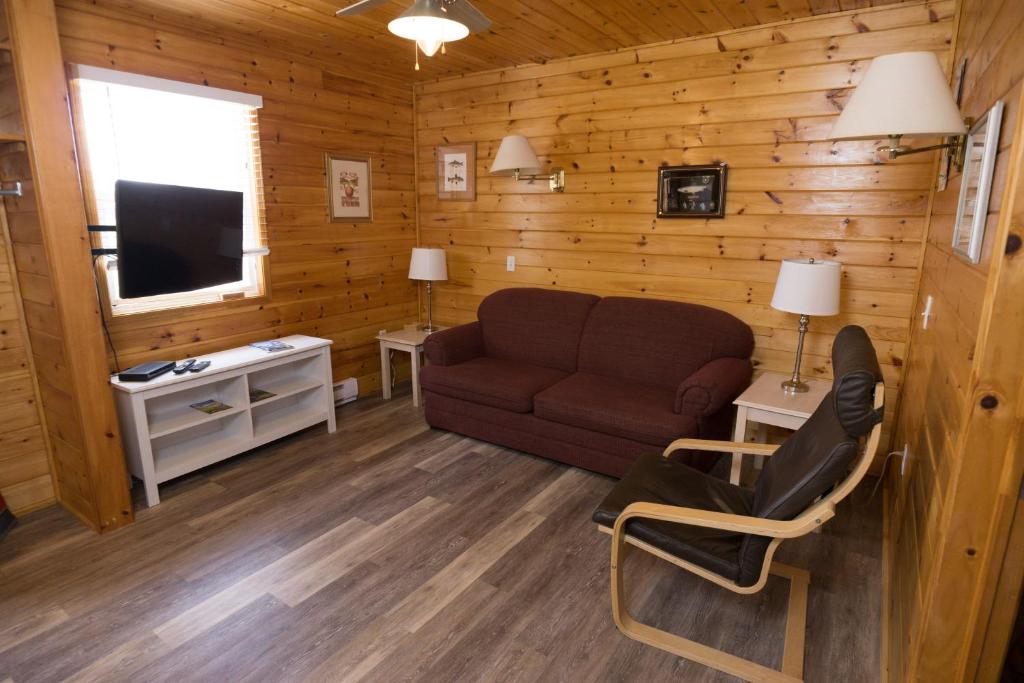 北拉斯蒂科北鲁斯蒂科度假村的带沙发和电视的客厅