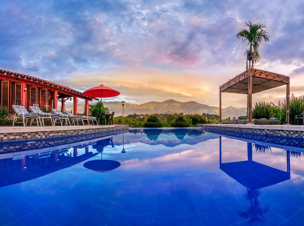 亚美尼亚Hotel Campestre Solar De La Luna的一座享有日落美景的度假游泳池