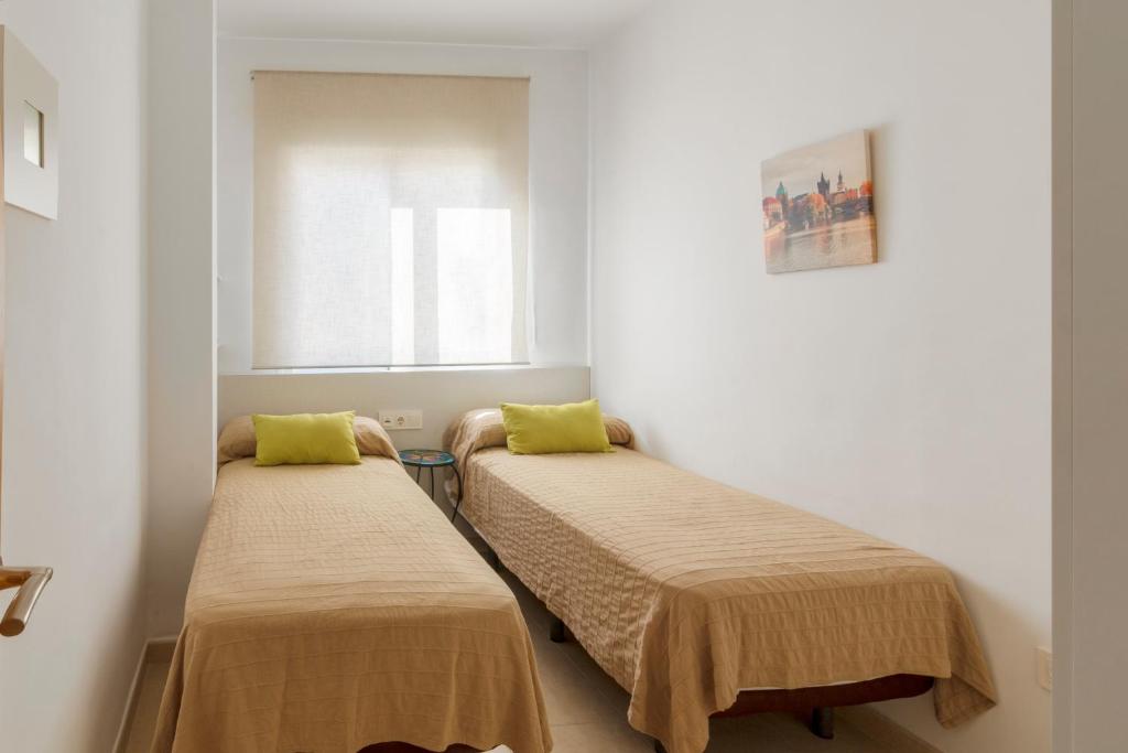 巴尔巴特Apartamentos Montedunas的小型客房 - 带2张床和窗户