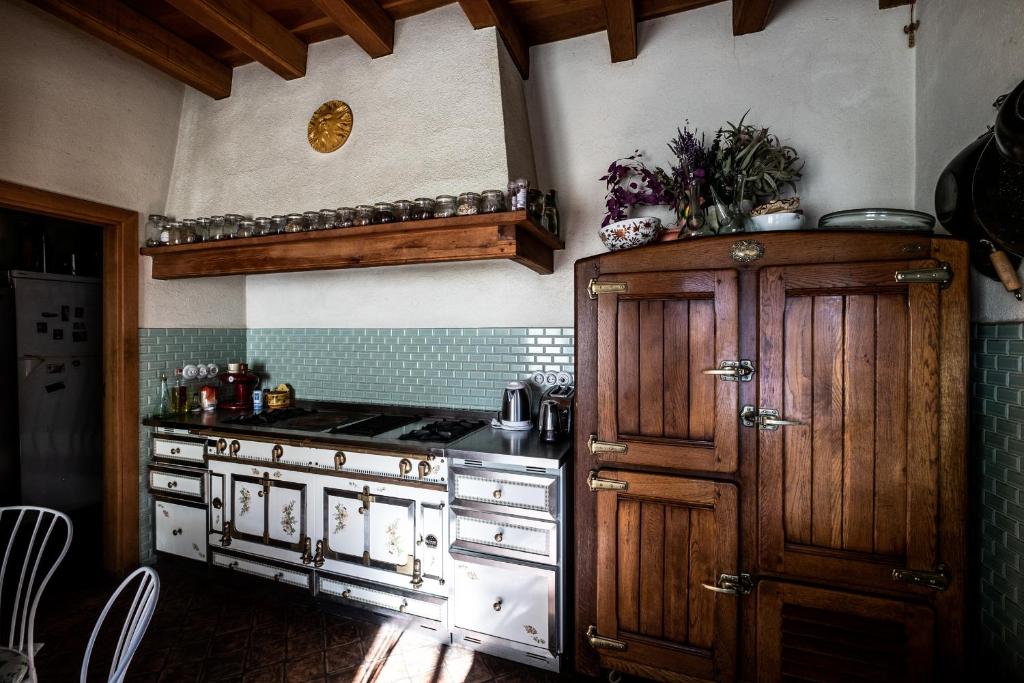 比盖特Mas La Cabanya Beget Xalet de muntanya的厨房配有炉灶和炉灶。 顶部烤箱