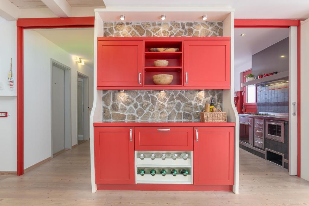 布莱德Apartma Natura的一间厨房里的红色橱柜,里面放着岩石