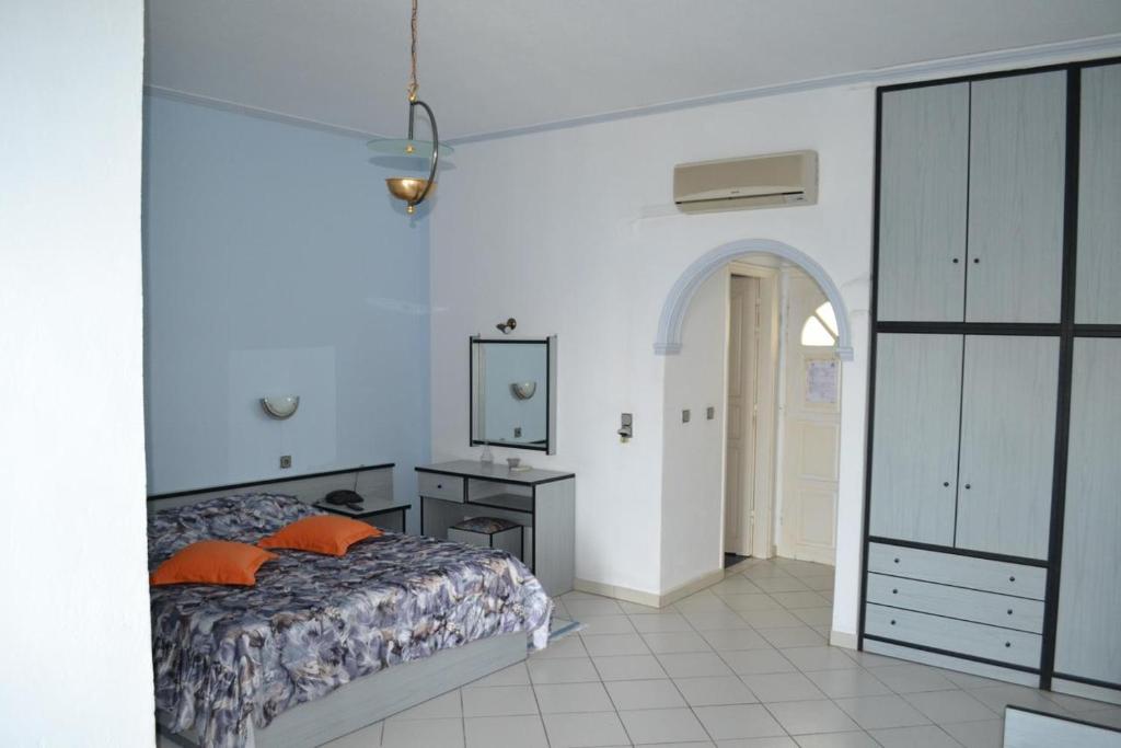 帕尔加Dolphin Apartments 2的一间卧室配有一张床、一张书桌和一面镜子