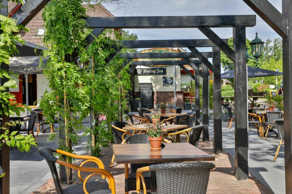 Echten博施奇特酒店的户外庭院设有桌椅和植物