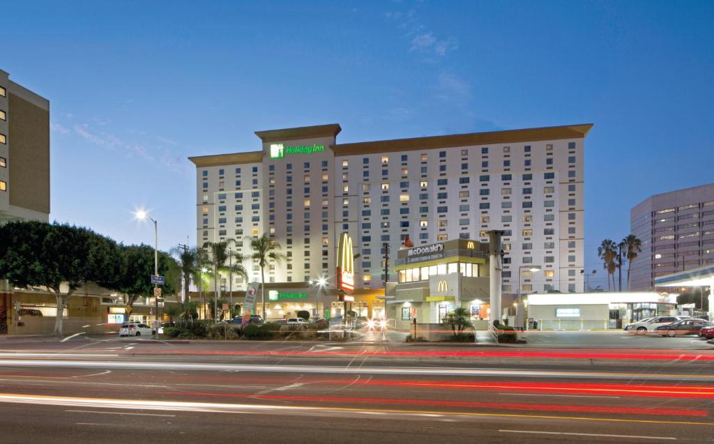 洛杉矶洛杉矶 - 洛杉矶国际机场假日酒店的夜间在城市街道上建造的一座大型酒店大楼