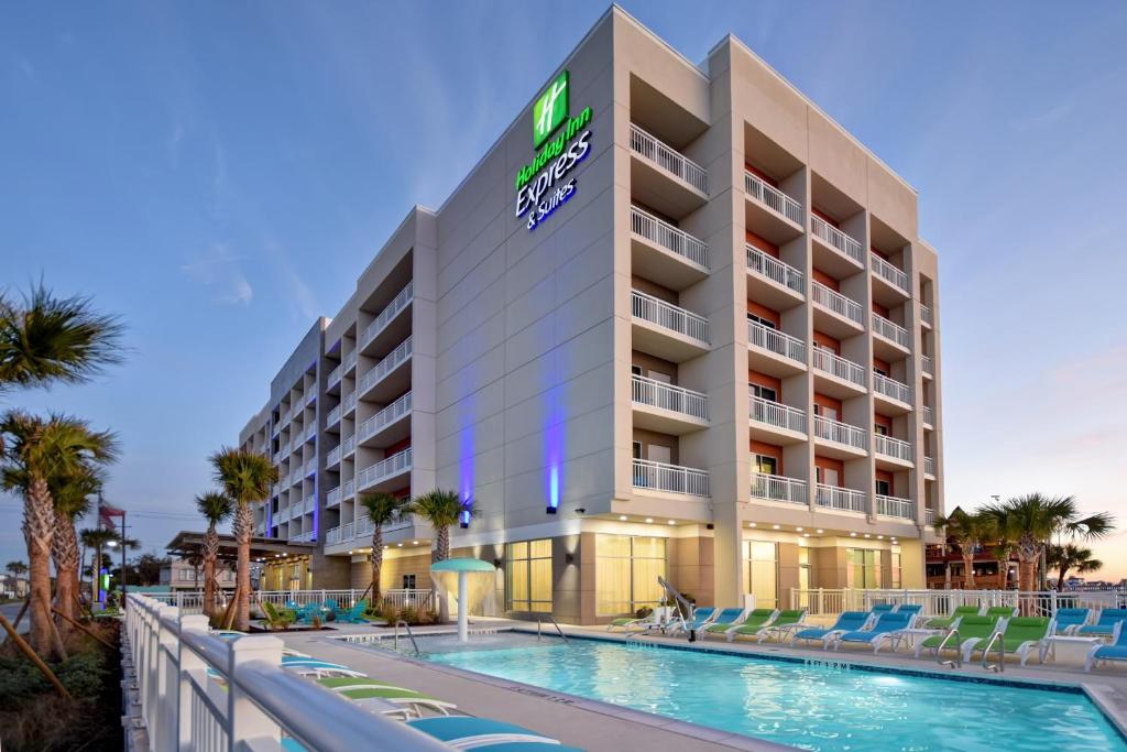 加尔维斯敦Holiday Inn Express & Suites - Galveston Beach, an IHG Hotel的一座带游泳池和度假村的酒店