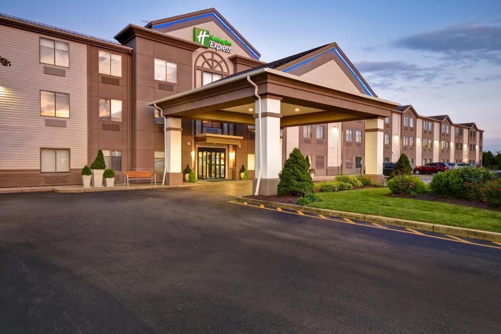 米德尔敦Holiday Inn Express Newport North - Middletown, an IHG Hotel的前面有一个停车位的酒店