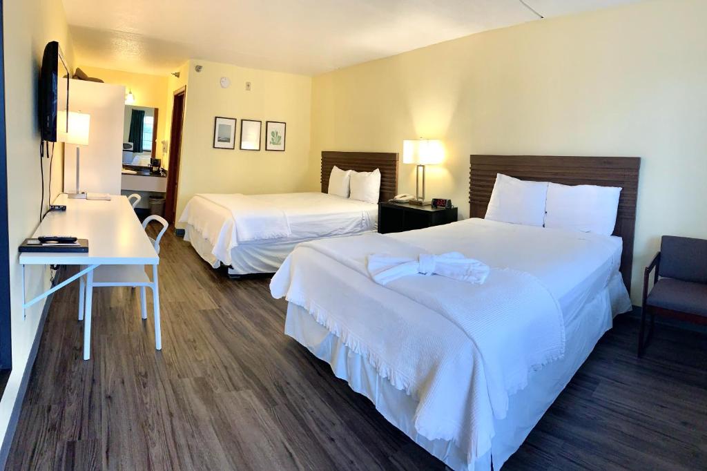 布兰森七阁楼旅馆的酒店客房配有两张床和一张书桌