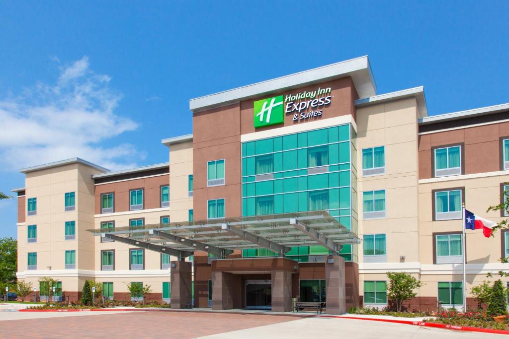 休斯顿Holiday Inn Express & Suites Houston S - Medical Ctr Area, an IHG Hotel的医院建筑的形象