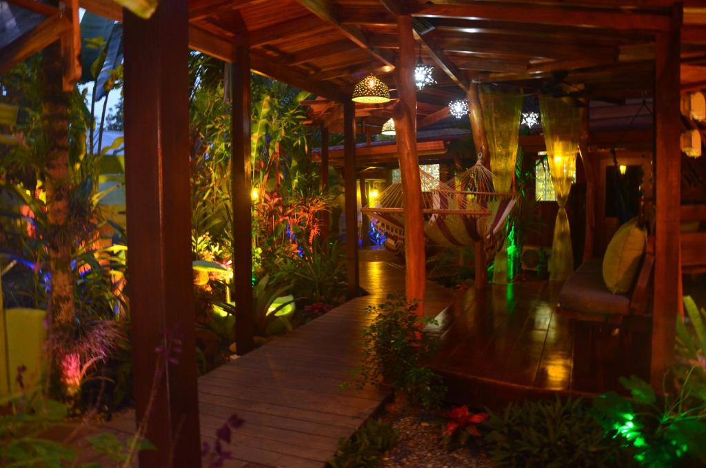 别霍港菲西斯加勒比住宿加早餐酒店的拥有一束植物和灯光的门廊