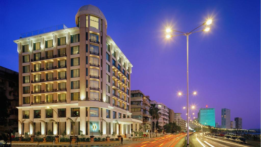 孟买孟买马林德莱弗洲际酒店的夜幕降临的城市街道上一座高大的白色建筑