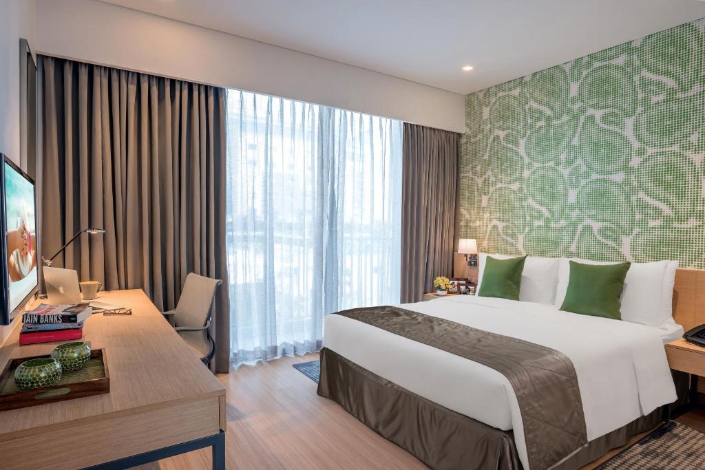 钦奈钦奈馨香OMR酒店的酒店客房设有一张大床和一张书桌。