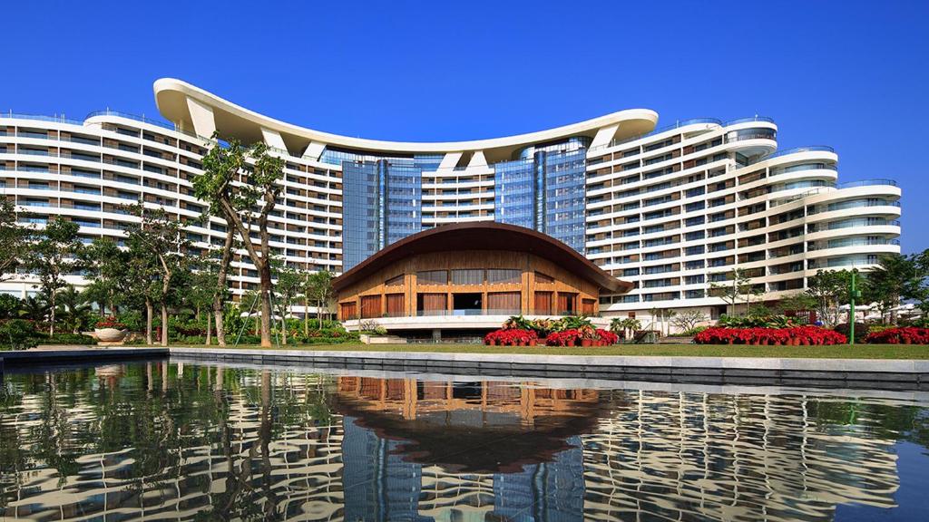 三亚三亚海棠湾天房洲际度假酒店（海底餐厅）的水体中反射的一座大建筑
