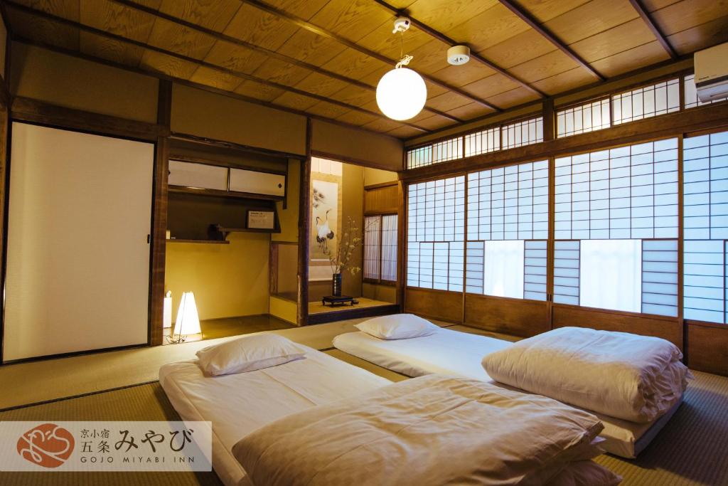 京都京小宿 五条雅的带窗户的客房内的两张床