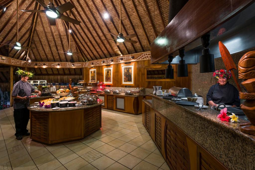 波拉波拉波拉波拉洲际勒那度假酒店的柜台上的厨房,有两人在厨房