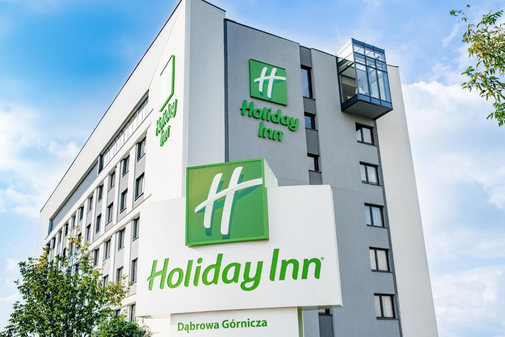 达布罗瓦古尔尼恰Holiday Inn Dąbrowa Górnicza-Katowice, an IHG Hotel的一座建筑上标有哈德利旅馆标志