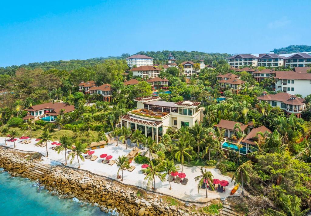 南芭堤雅InterContinental Pattaya Resort, an IHG Hotel的享有海滩度假村的空中景致