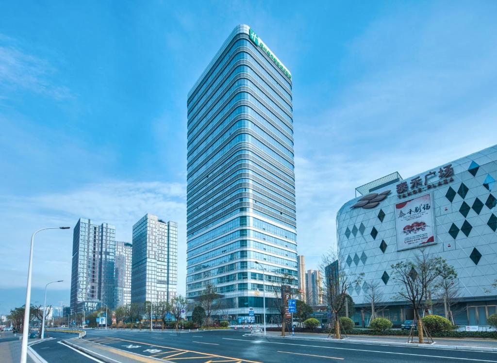 福州福州泰禾智选假日酒店的市中心的高玻璃建筑