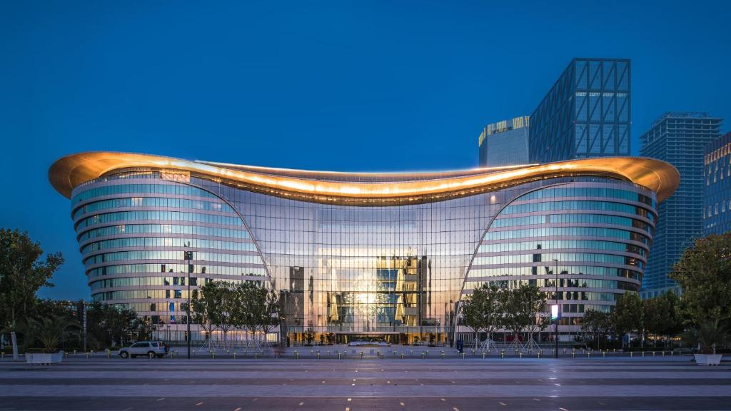 滨海新区天津于家堡洲际酒店及行政公寓的一座城市的玻璃建筑