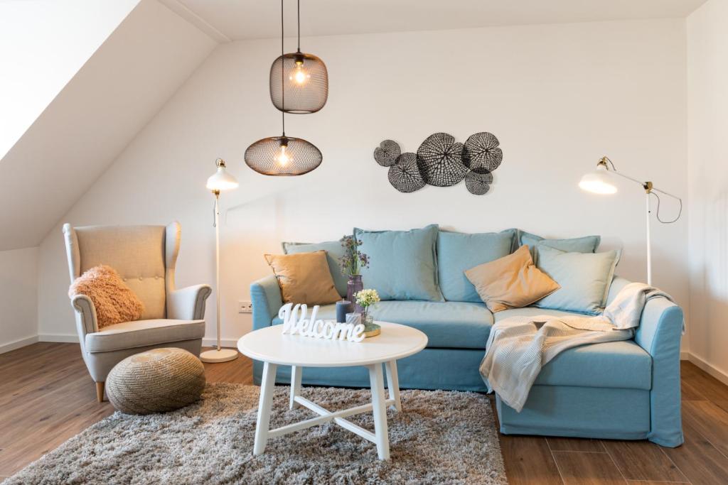 奥格斯堡NEU-Luxus Apartment-Zentral 350m Altstadt-2Zi-65qm的客厅配有蓝色的沙发和两把椅子
