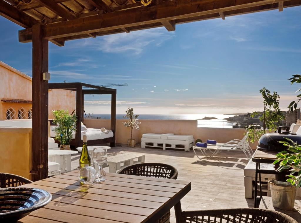 马略卡岛帕尔马Villa Can Moya的海景庭院内的木桌