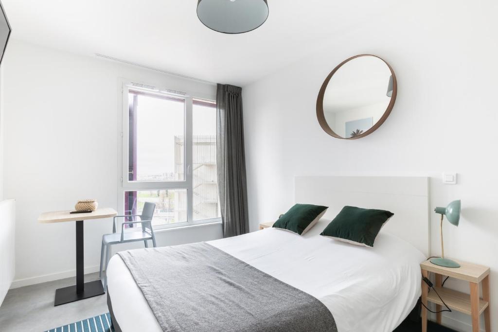巴涅奥莱Student Factory Paris Bagnolet的白色卧室配有床和镜子