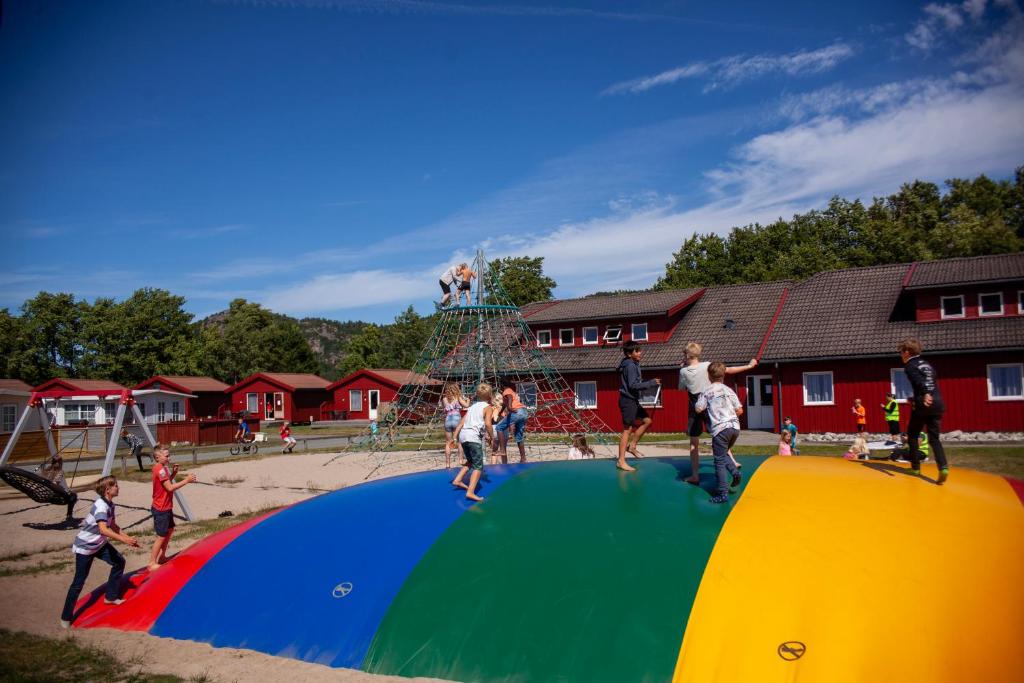 Vigeland索斯特兰假日公园的一群站在大型游戏结构上的人