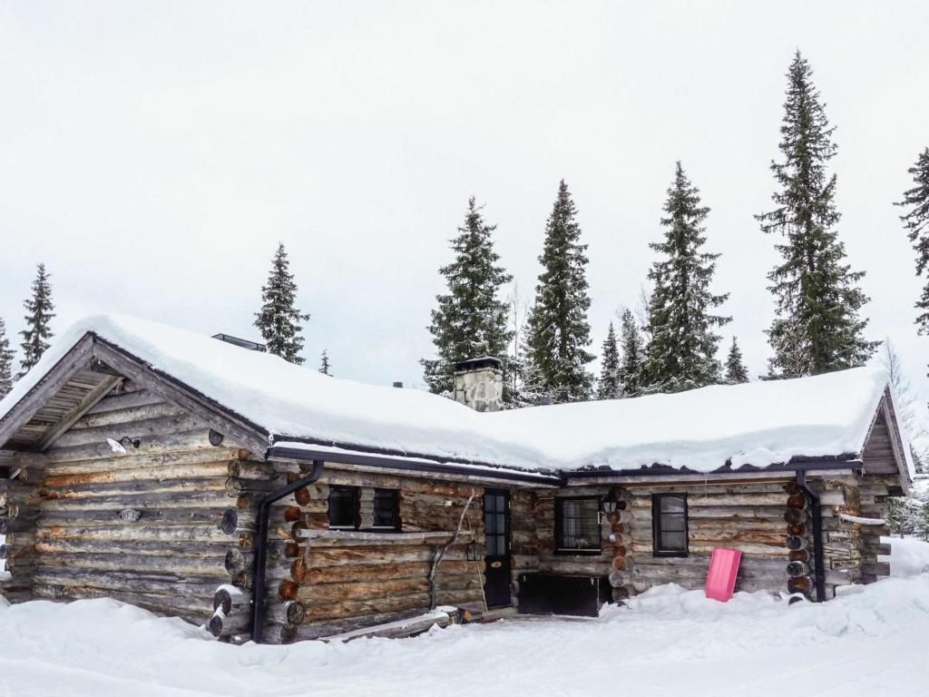 洛斯托Holiday Home Hopukka a2 by Interhome的小木屋,屋顶上积雪