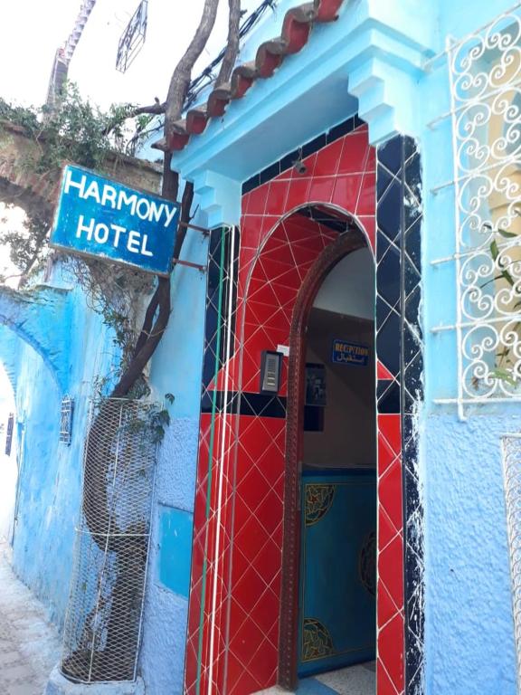 舍夫沙万Harmony Hotel的蓝色和红色的建筑,带有酒店标志