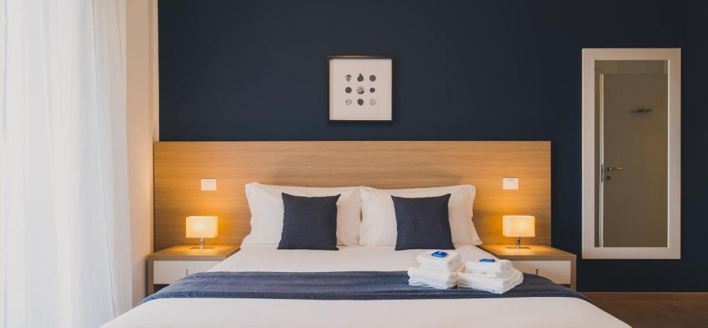 雷焦卡拉布里亚Trip Room & Breakfast的一间卧室配有一张床,上面有两条毛巾