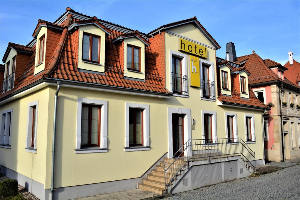 克罗纳赫Economy Hotel Kronach的上面有酒店标志的建筑