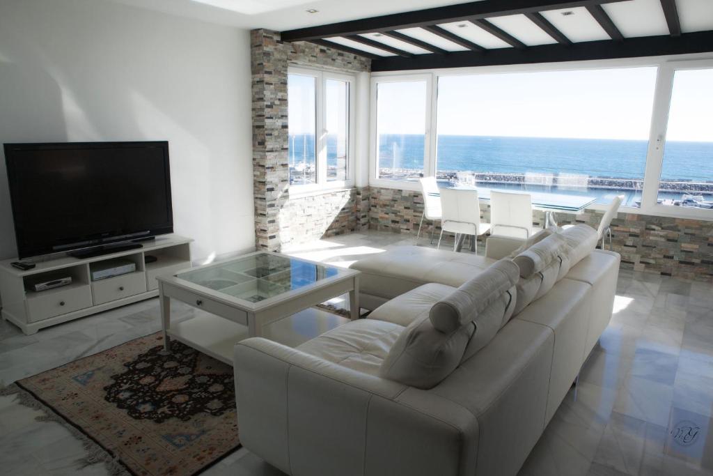 马贝拉Luxury Puerto Banus Penthouse With Parking & WI-FI的客厅配有白色沙发和电视